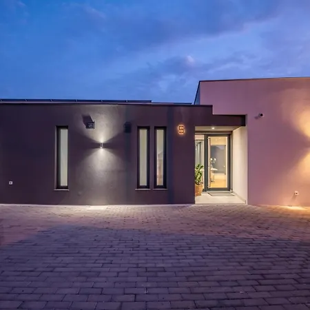 Villa Wiktoria, By Pausa Holiday Rentals *